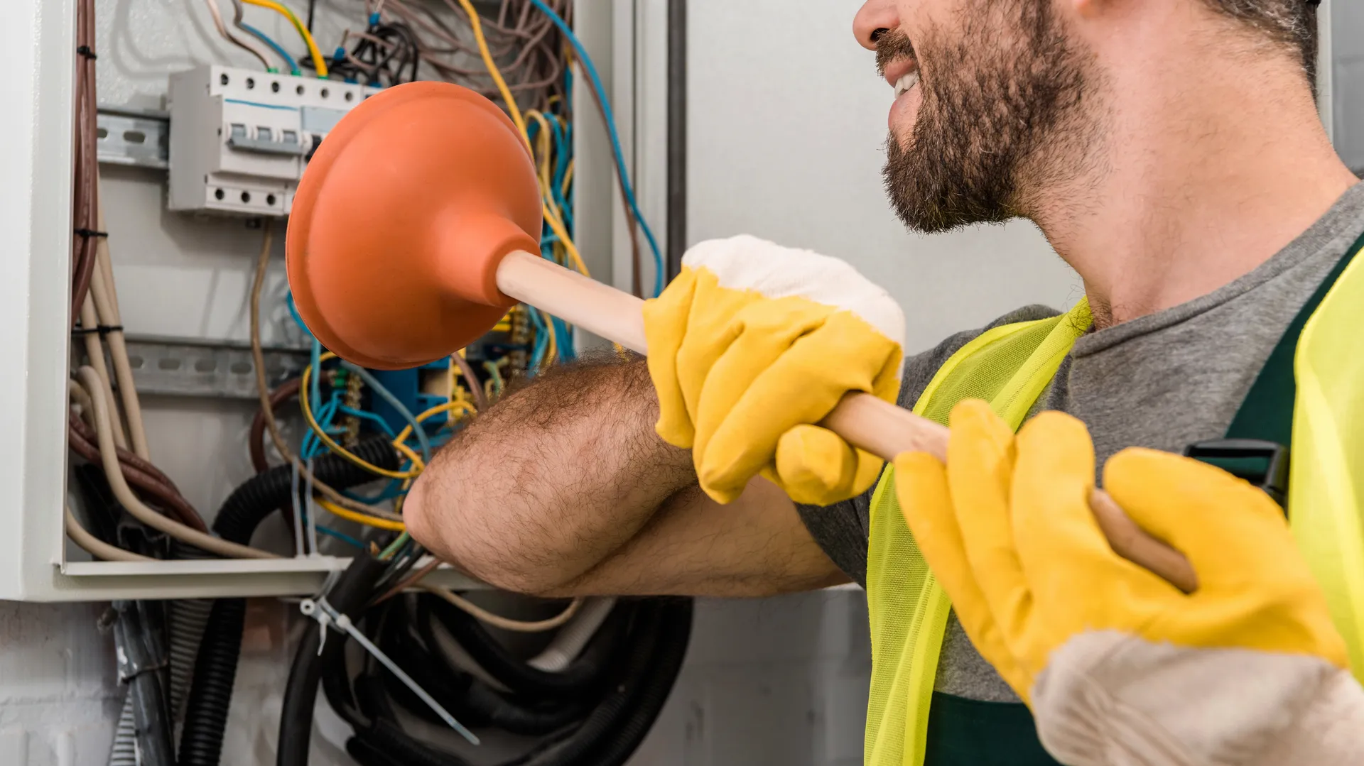 Électricien professionnel en intervention à Achères